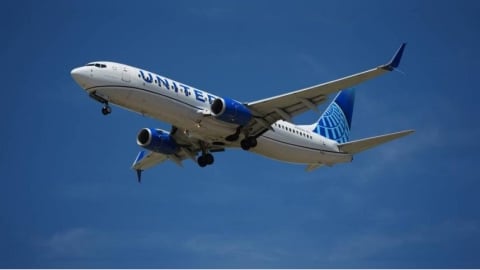 機上藍牙裝置名稱突現「炸彈」!飛機緊急折返迫降 竟是16歲少年所為