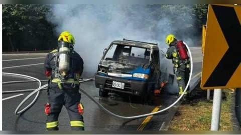 苗栗貨車突成火球!載柴油箱衝下坡狂燃 駕駛逃命驚魂一瞬間