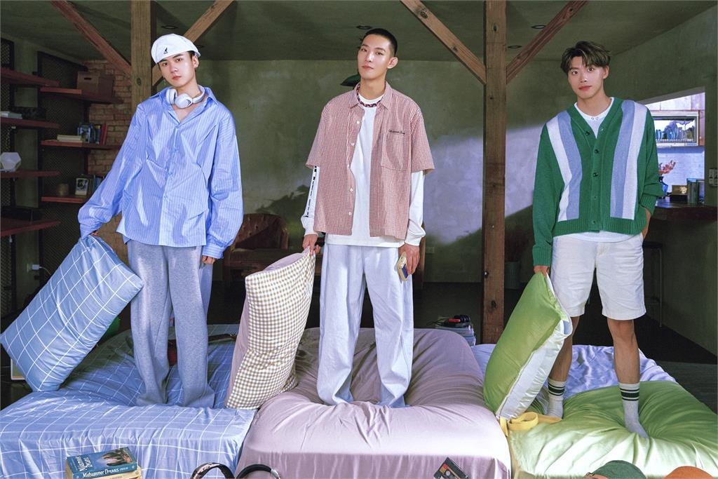 快新聞／〈快樂的一天〉MV幸福躺床拍　Ozone「3人小分隊」全新單曲上線