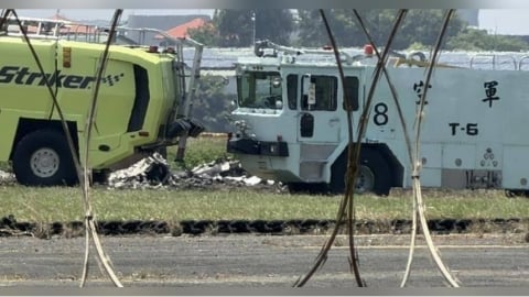 殉職飛官「卡機艙6小時」才移出 同袍淚眼相送2人遺體抵殯儀館相驗