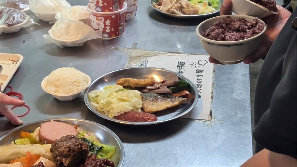 獨家/違禁品禁入! 超佛自助餐在「台中地院」想吃前先安檢