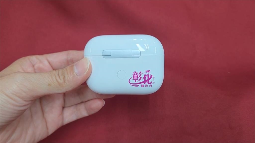 彰化縣畢典縣長獎品落漆？　學生開箱藍芽耳機「音效差很大」