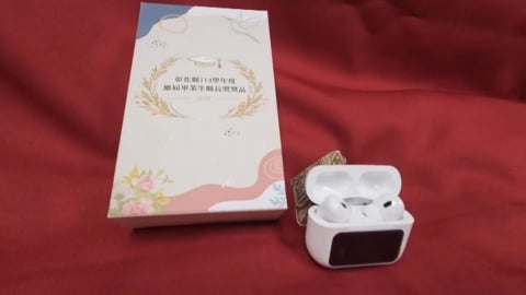 彰化縣畢典縣長獎品落漆? 學生開箱藍芽耳機「音效差很大」