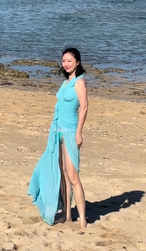 王俐人峇里島大解放!辣曬深V高衩「大腿根外洩」 羞喊:50歲第一次