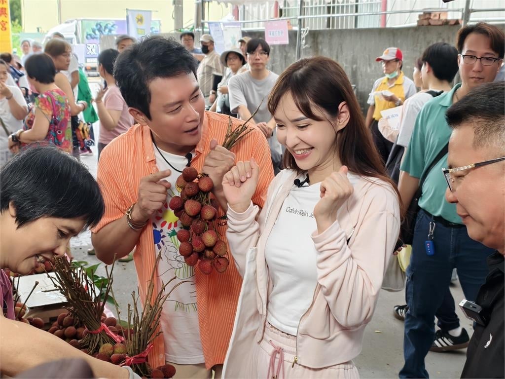 王燦、徐千京高雄鳳荔季失控掃貨!玉荷包甜到想戀愛 王燦笑虧:還沒開播就偷吃三顆