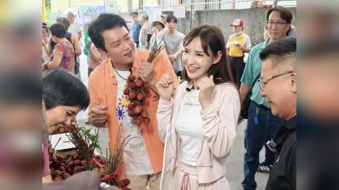 王燦、徐千京高雄鳳荔季失控掃貨!玉荷包甜到想戀愛 王燦笑虧:還沒開播就偷吃三顆