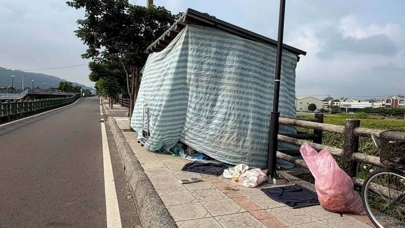 彰化涼亭圍一圈帆布秒變「神秘小屋」　路過民眾全看傻