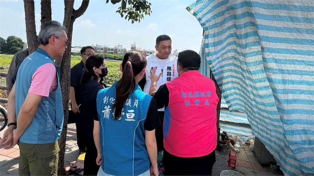 彰化涼亭圍一圈帆布秒變「神秘小屋」　路過民眾全看傻