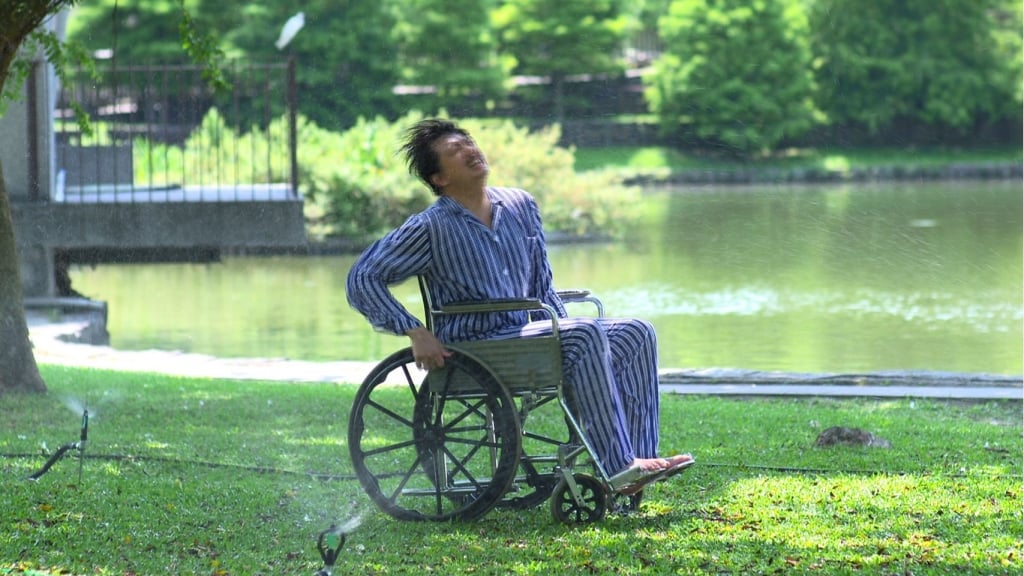 吳皓昇《豆腐媽媽》中風坐輪椅慘遭水柱狂噴！演員們卻羨慕「他這件事」