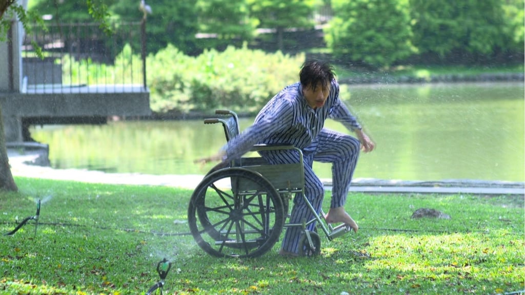 吳皓昇《豆腐媽媽》中風坐輪椅慘遭水柱狂噴！演員們卻羨慕「他這件事」