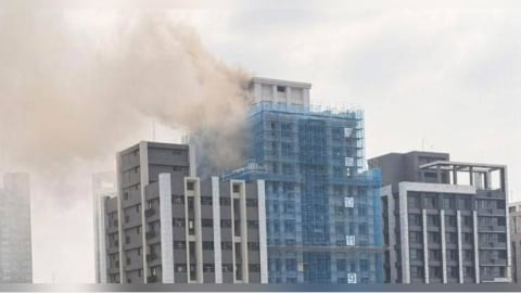 蘆洲18樓建案驚爆火警！濃煙狂竄直衝頂樓　5工人驚險脫困