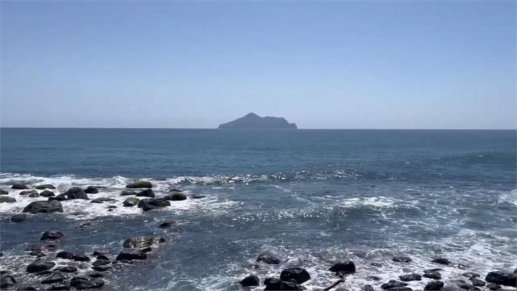 鯨鯊誤游入龜山島放生影片曝光！　網友狂讚流量破127萬