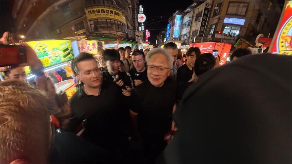 黃仁勳再衝饒河夜市！　大啖台灣美食　粉絲擠爆搶合照