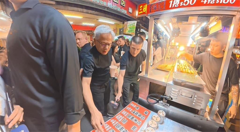 黃仁勳再衝饒河夜市！　大啖台灣美食　粉絲擠爆搶合照