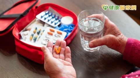 每天吞超過五種藥恐傷肝腎?藥師揭多重用藥危機與安全整合原則