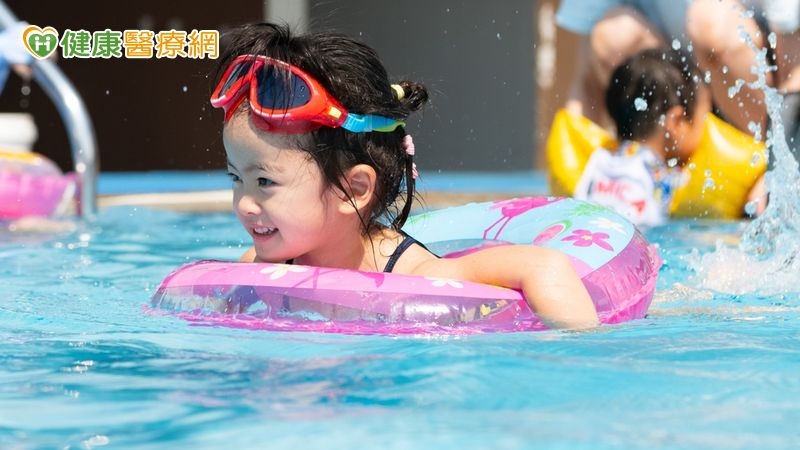 夏日戲水怕染病　落實三要五不可自保