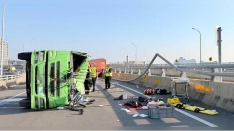 國3大溪匝道驚傳聯結車翻覆！　65歲駕駛受困車頭驚險獲救送醫