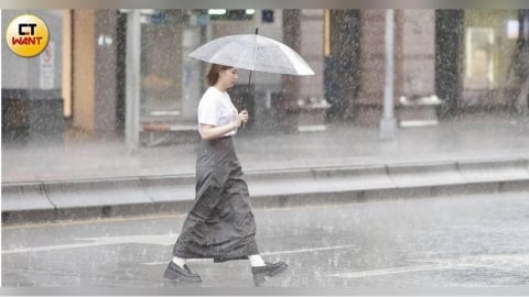 變天囉！3縣市大雨特報　明全台各地「溼答答」