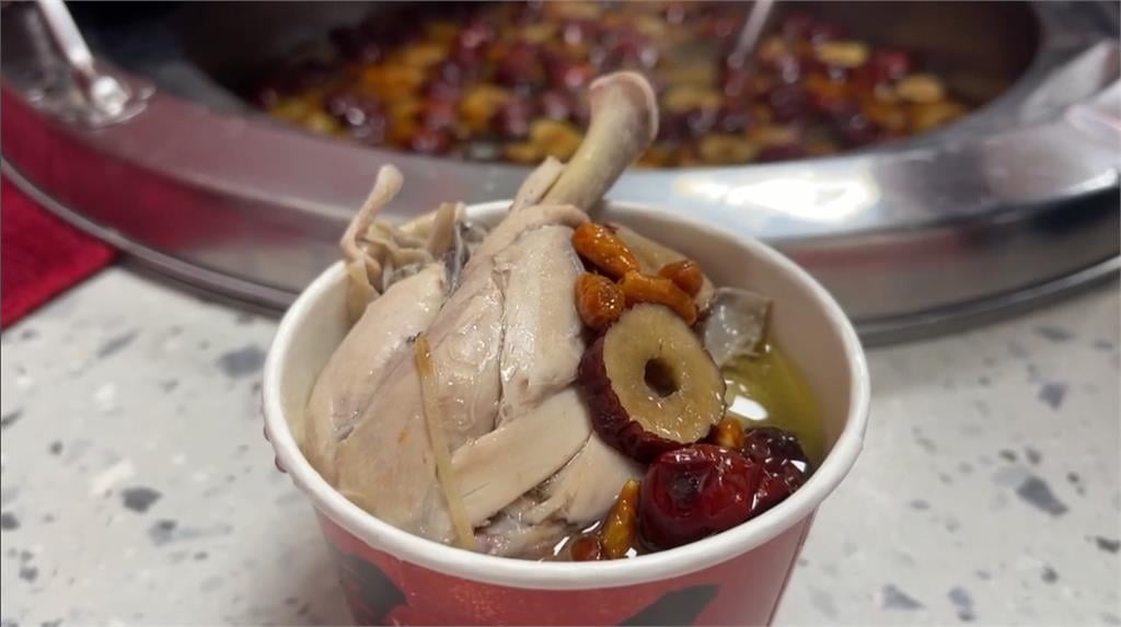嘉義便當店雞湯免費喝到飽　大手筆配料吸引消費者