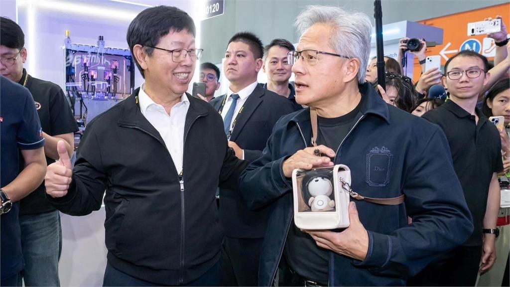 買不起輝達股票先買它？黃仁勳逛展身上1物暴紅　價格曝光嚇壞網