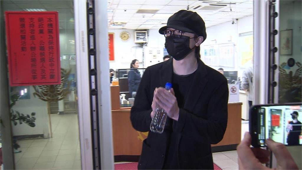 「金曲新人」淪通緝犯！謝震廷急奔警局自首...後悔道歉揭「未到庭原因」