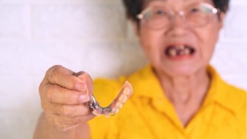 老了掉牙很正常？牙醫師破解常見口腔迷思：缺牙不一定是年齡造成