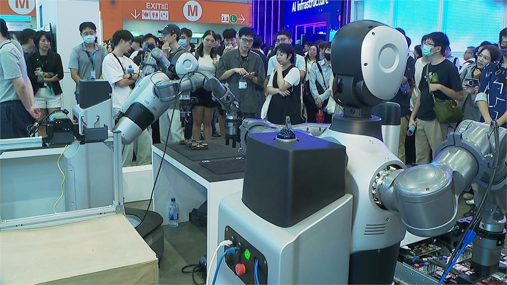 COMPUTEX掀"AI機器人大戰" 鴻海贈黃仁勳陪伴機器人