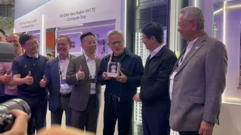 COMPUTEX掀"AI機器人大戰" 鴻海贈黃仁勳陪伴機器人