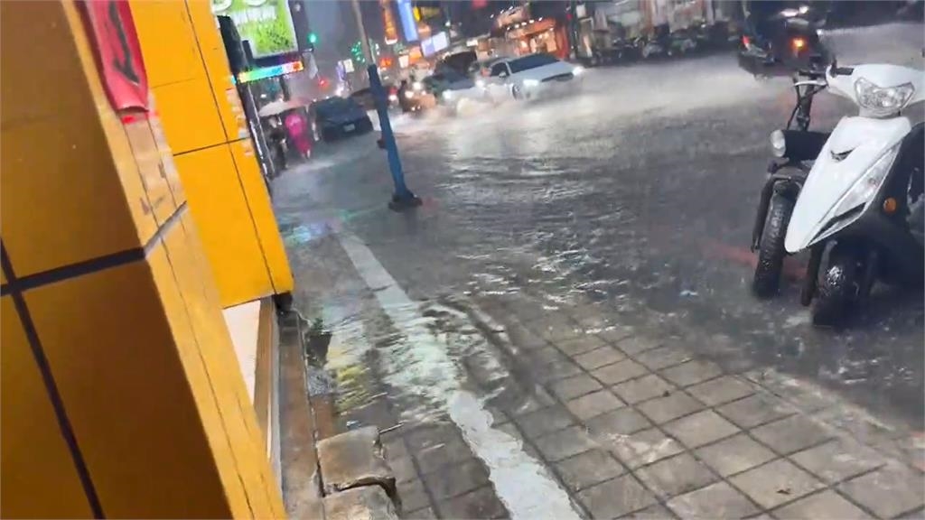 快新聞／雨彈狂炸16縣市！氣象署發布豪大雨特報　恐一路下到明天