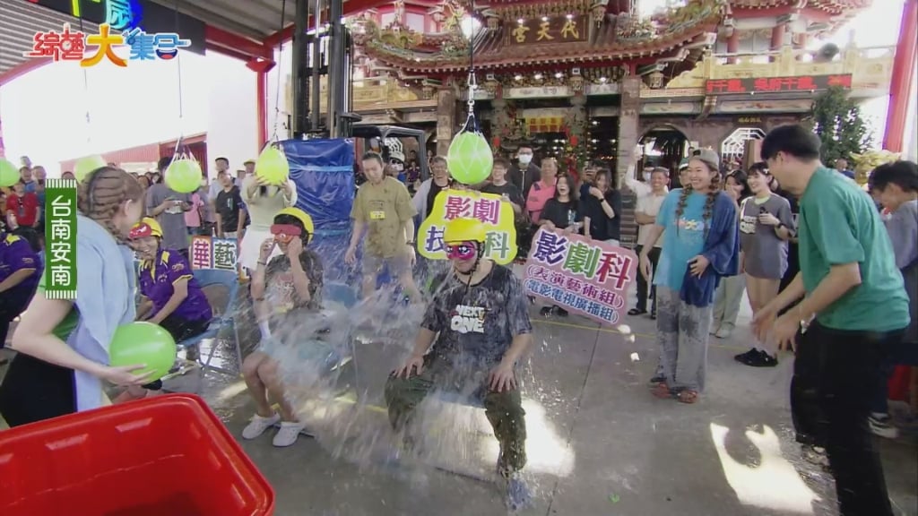 錄到一半出事！胡瓜《綜藝大集合》突遭襲擊 黑衣人「帶球猛砸」畫面曝光