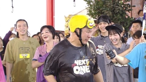 錄到一半出事！胡瓜《綜藝大集合》突遭襲擊 黑衣人「帶球猛砸」畫面曝光