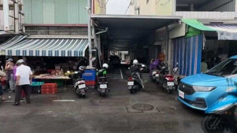 高雄左營公有巷弄搭鐵棚變停車場　居民繞道不滿陳情　市府這樣回...