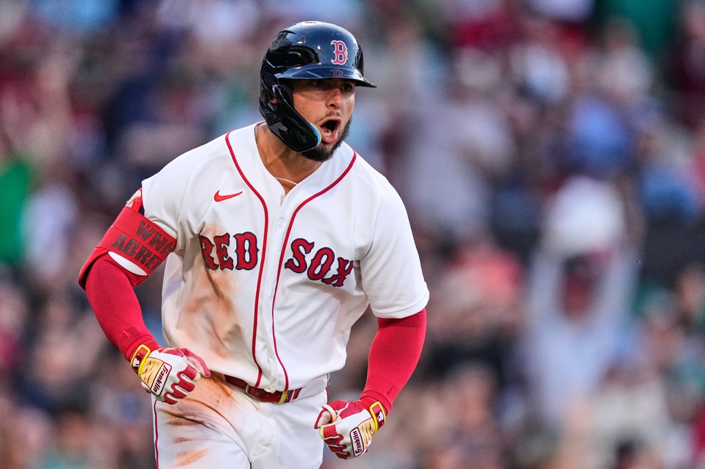 MLB(影)／紅襪三壘教練衝進球場指揮跑壘怎麼回事？原來是芬威球場視角的問題