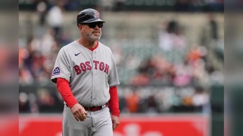 MLB(影)／紅襪三壘教練衝進球場指揮跑壘怎麼回事？原來是芬威球場視角的問題