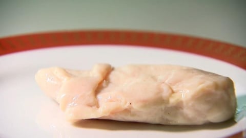 雞胸肉「一煮柴到爆」太難咬！專家揭秘訣「加這1超俗小物」：餐廳常用