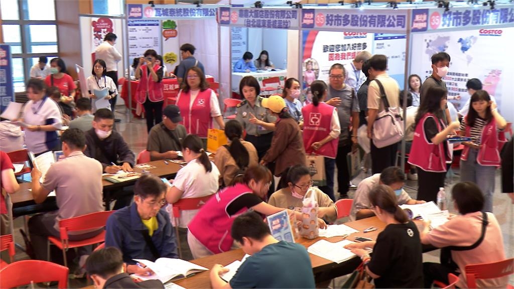 新北就業博覽會對中高齡求職友善 多家企業高薪求才