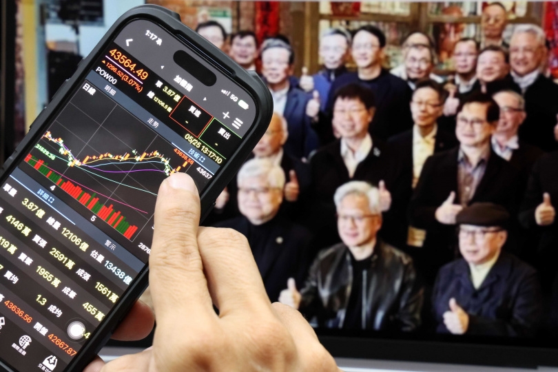 房市表現低迷之際，隨著COMPUTEX即將登場，AI題材持續升溫，不僅散戶瘋搶AI概念股，連建商與房仲從業人員也紛紛轉戰股市、投入股海。（圖／報系資料照）