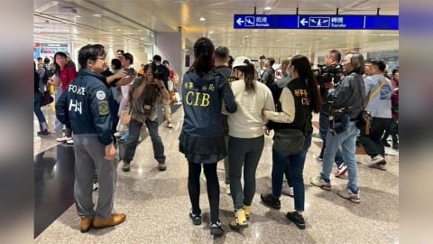 涉毒潛逃！太陽花女王劉喬安遣返台灣　「臃腫一圈」遭押解畫面曝光