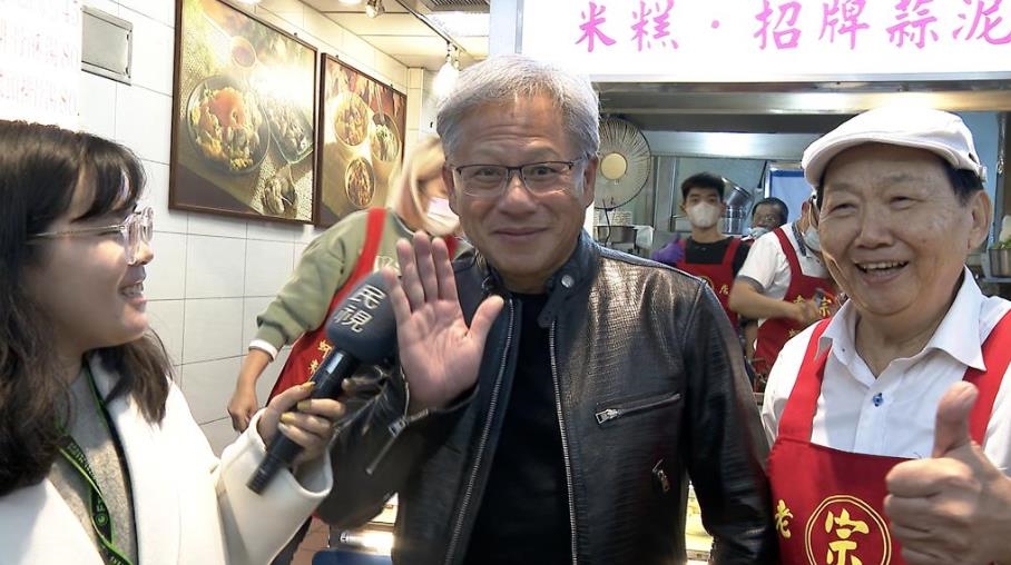 63歲黃仁勳自爆「被爸媽唸了一頓」！應對亞洲父母「用4字神回覆」全網看驚：高招