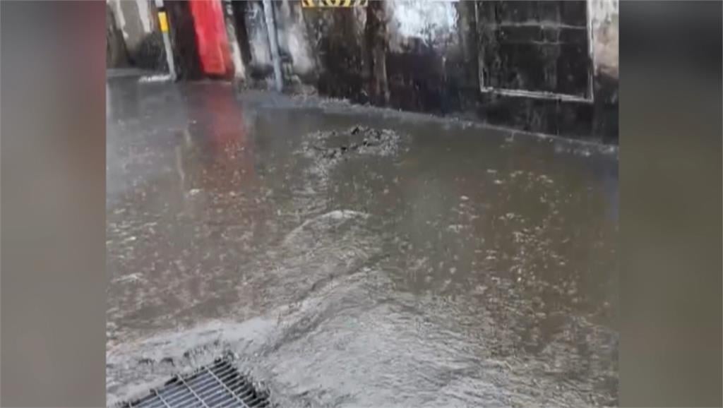 台中太平大雨狂炸釀人孔蓋大噴發 大量排泄物噴出