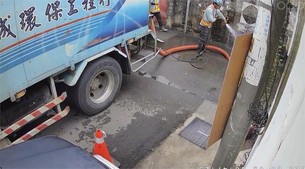 台中太平大雨狂炸釀人孔蓋大噴發 大量排泄物噴出