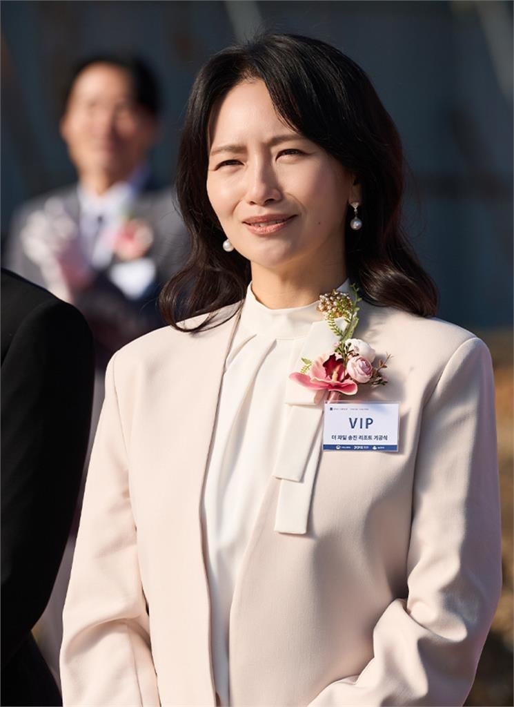 40歲暴紅女星公開姐弟戀「隔天秒辦婚禮」！套牢「小10歲前國手男友」內幕流出