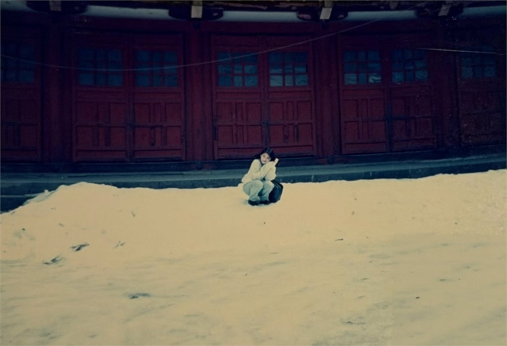 小S突曬「大S雪地慘摔照」揭童年回憶　她淚喊：妳現在可以跟阿嬤說了！