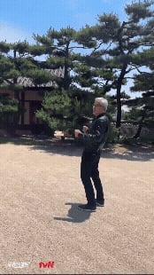 黃仁勳合體2兆身價主持人!穿皮衣「大跳女團舞」畫面瘋傳…網驚喊:真不是AI