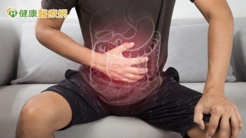 58歲男大腸息肉長成「一片厚草皮」微創治療免開腹除病灶
