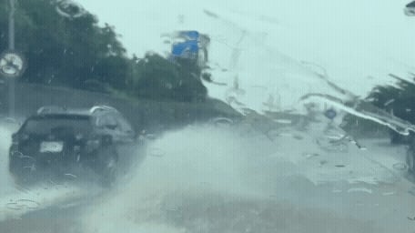 超猛暴雨狂炸新北「4縣市」升一級警戒!樹林警站水中指揮「小腿肚全消失」畫面曝