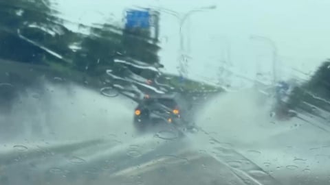 超猛暴雨狂炸新北「4縣市」升一級警戒!樹林警站水中指揮「小腿肚全消失」畫面曝