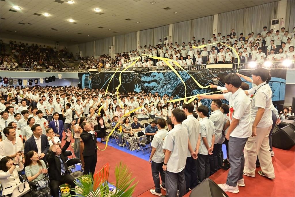 臺中一中畢典驚見「最混獎」 校長發文談缺曠紀錄:要對自己負責