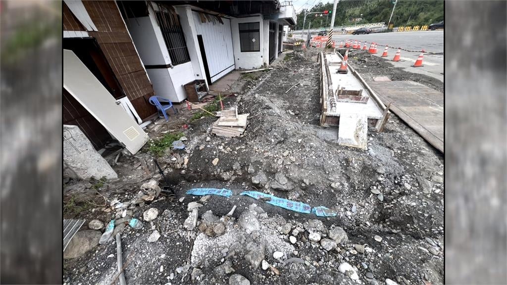 台9線拓寬工程路基墊高 舊水溝挖除住戶無法排汙水
