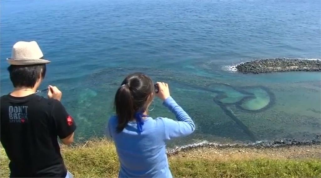 超自私！澎湖七美遊客直接站雙心石滬上　影響上方眾人拍照